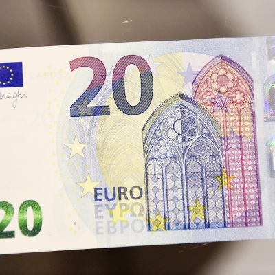 Uusi kahdenkymmenen euron seteli esittelytilaisuudessa Suomen Pankin rahamuseossa Helsingissä.