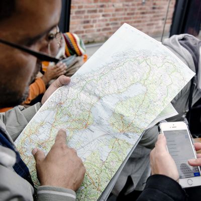 Ruotsiin saapuneet turvapaikanhakijat tutkivat karttaa Malmön rautatieasemalla.
