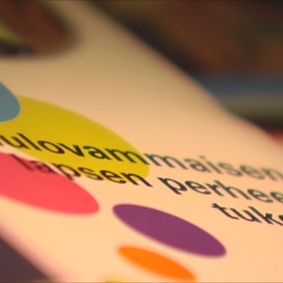 Kirjan kansi: "Kuulovammaisen perheen tukena".