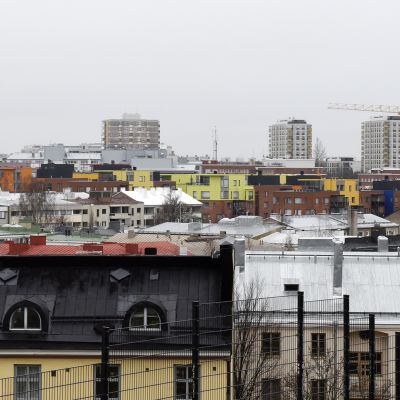Eri ikäisiä kerrostaloja Helsingin Alppilassa ja Itä-Pasilassa.