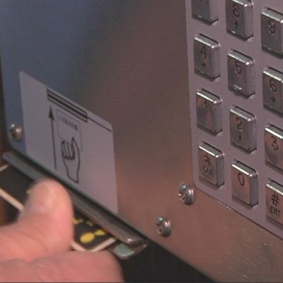 Kirjastokortti lukijalaitteessa ja näppäimistö pin-koodia varten