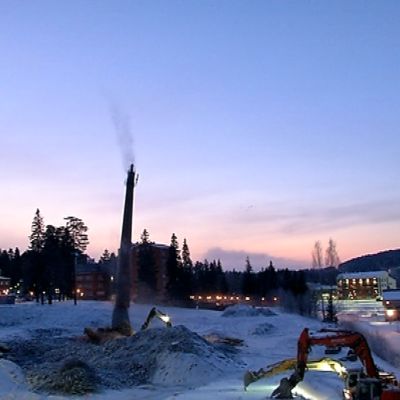 Keski-Suomen keskussairaalan vanhan pesula-lämpörakennuksen savupiippu kaatuu hallitusti.
