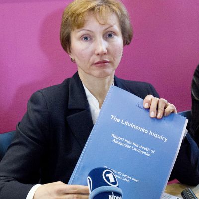 Alexander Litvinenkon leski Marina Litvinenko esittelee miehensä murhaan liittyvää tutkimusraporttia Lontoossa.