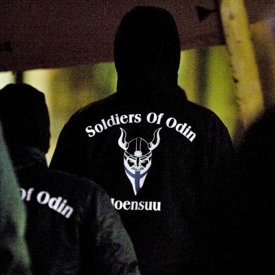 Soldiers of Odinin jäsenet marssivat Joensuussa.