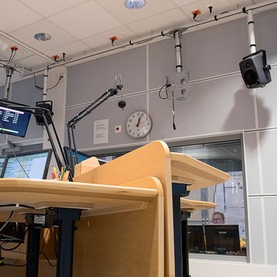 Nainen radiostudiossa.