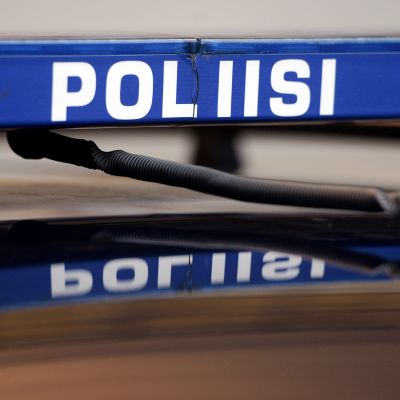 Poliisiauton kyltti Helsingissä.