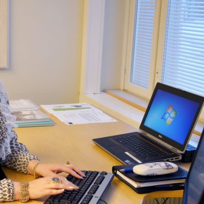 Romanihankkeen projektisuunnittelija Ramona Grönstrand istuu tietokoneen ääressä.