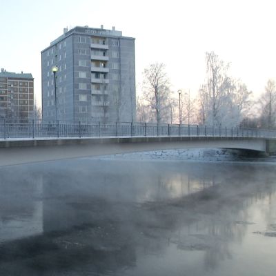Pyöräilijä ajaa kevyenliikenteen sillalla Tuirassa.
