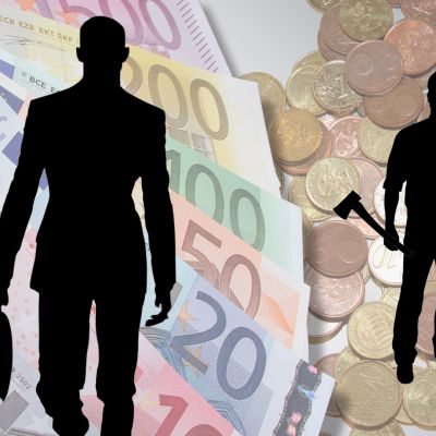 Symbolikuva, jossa setelipinon edessä on salkkumiehen hahmo ja kolikkokasan edessä työmiehen hahmo.