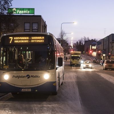Seiskan bussi Torikadun pysäkillä.