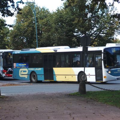 Porin Linjojen busseja kääntymässä, linja-auto, bussi, Porin Linjat