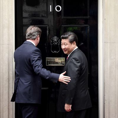David Cameron ja Xi Jinping pääministerin virka-asunnon edustalla Lontoossa.