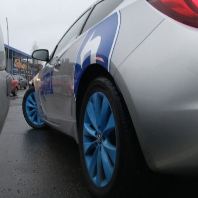 Auto peruuttaa ahtaaseen pysäköintiruutuun.