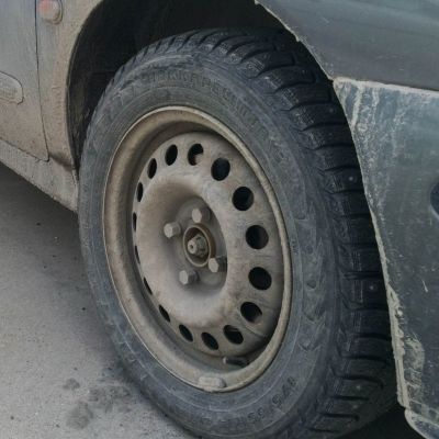 Auton renkaasta on irronnut pölykapseli