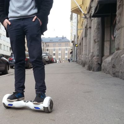 Henkilö kulkee tasapainoskootterilla.