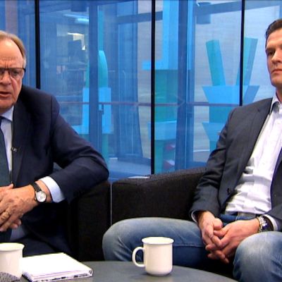 Kansanedustaja Lauri Ihalainen ja Sinuhe Wallinheimo Yle Jyväskylän nettistudiossa.