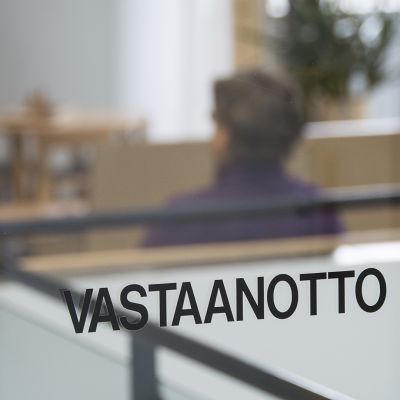 Lasissa lukee "vastaanotto".