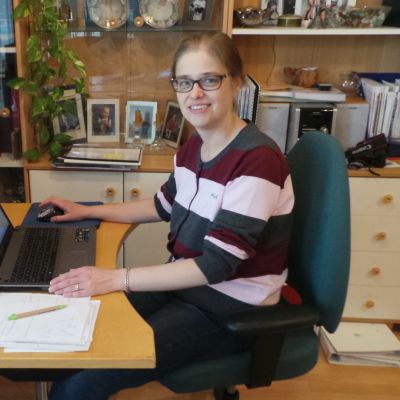 Minna Haavisto siirsi työt kotiinsa, koska kärsi työpaikan sisäilmasta. Tietokoneella. Minna Haavisto on Satakunnan vihreiden toiminnanjohtaja.