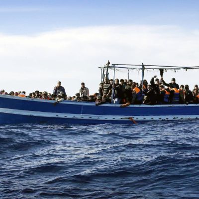 Satoja Afrikasta Eurooppaan pyrkiviä sulloutui kalastajaveneeseen Libyan rannikon edustalla