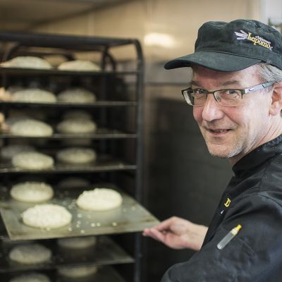 Jarmo Matikainen esittelee leipiä.