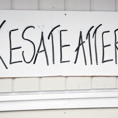 Kesäteatteri -kyltti.