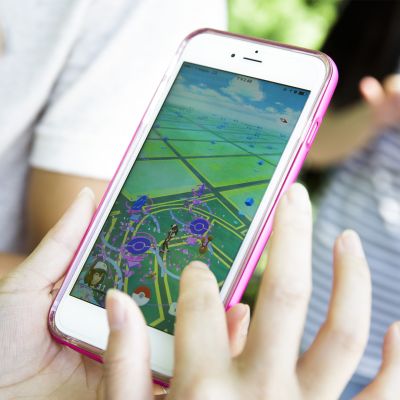 Ihmiset kerääntyvät pieniin ryhmiin usuttamaan Pokémon-hahmoja toistensa kimppuun. Kuva on New Yorkin Union Squarelta.