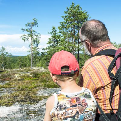Pappa ja poika katsovat Oulujärven maisemia Akkovaaran huipulla.