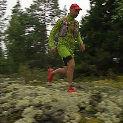Vesa Aurala juoksee kivirakassa Keminmaan Kallinkankaalla.
