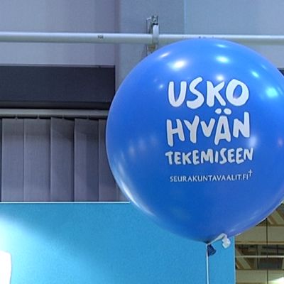 Seurakuntavaali-ilmapallo paviljongissa.