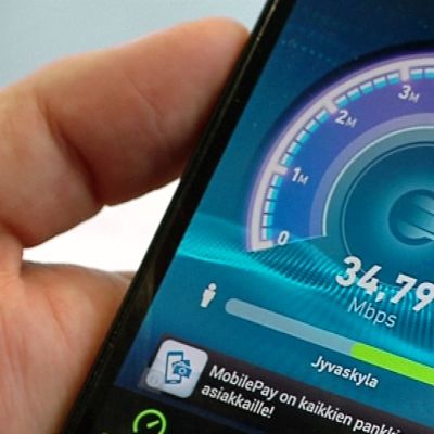 Nettiyhteyden nopeustesti älypuhelimen näytöllä.