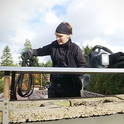 Noora Nissinen nuohoamassa