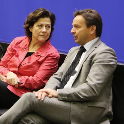 Hilkka Ahde ja asianajaja Mika Kivikoski Helsingin käräoikeudessa.