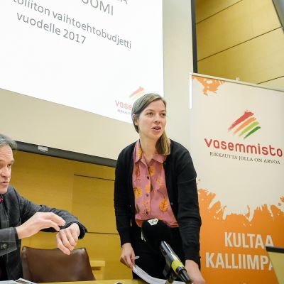 Kari Uotila ja Li Andersson esittelevät vasemmistoliiton varjobudjetin Helsingissä.