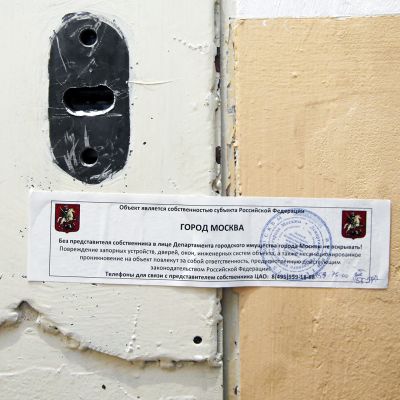 Moskjovan kaupungin viranomaisten ilmoitus Amnestyn toimiston ovessa.