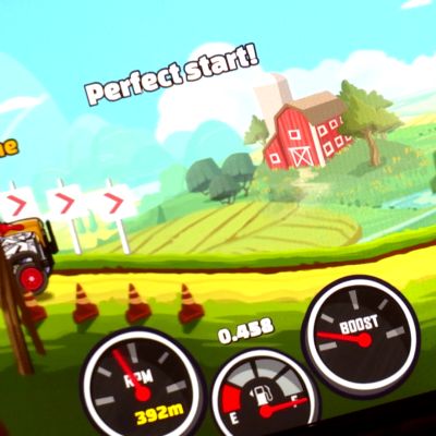 Hill Climb Racing 2 -peliä pelataan puhelimen näytöllä.