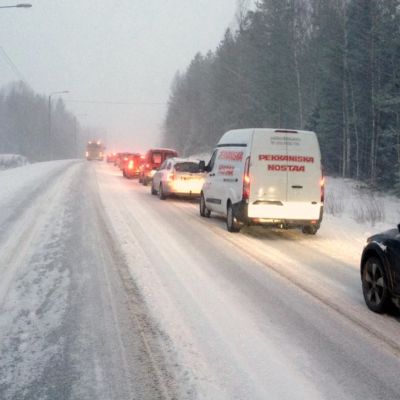 Kuvasa jonoa onnettomuuspaikan lähellä valtatie kahdeksalla Kruunupyyssä
