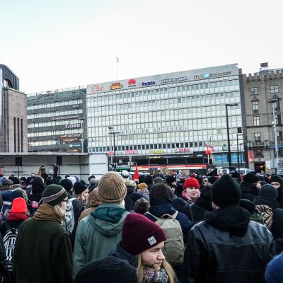 Mielenosoittajia Rautatieaseman edessä.