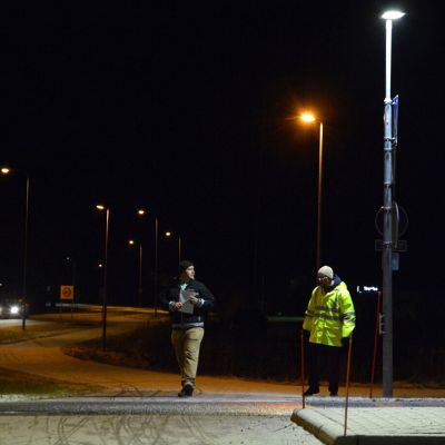 Paraisten uusi suojatie, missä lisävaloa jalankulkijalle.