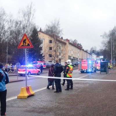 Poliiseja ja paloviranomaisia Siilitiellä.