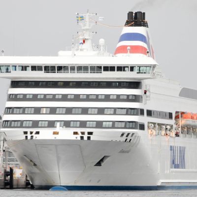 Tallink Romantika kuvattuna Tukholman satamassa 6. joulukuuta 2015.