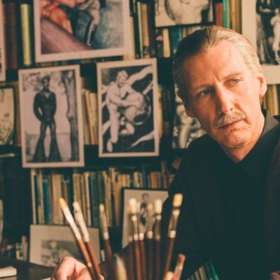 Pekka Strang esittää Touko Laaksosta Tom Of Finland -elokuvassa.