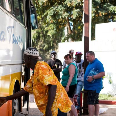 Turistit pyrkivät lähtemään Gambiasta 18. tammikuuta 2017. 