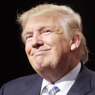 Donald Trump hymyilee.