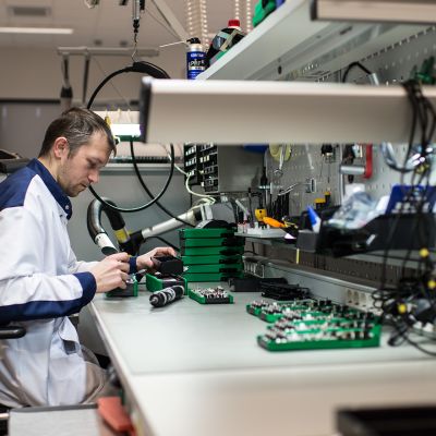Kuvassa kasataan ja testataan kalibrointilaitteita