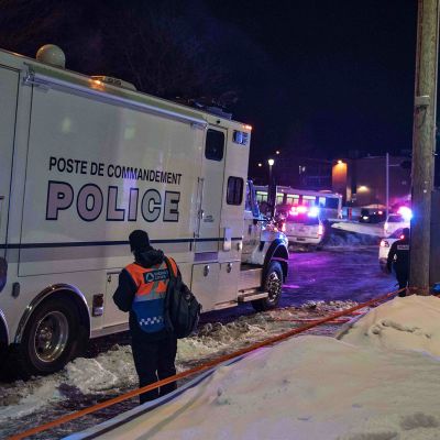 Poliisin eristämä ammuskelupaikka Quebecin kaupungin islamilaisen kulttuurin keskus.