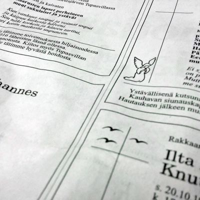 Kuolinilmoituksien kuva-aiheet voivat olla nykyisin melkeinpä mitä tahansa. Risti, linnut ja enkelit ovat silti edelleen kuvista käytetyimmät.