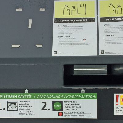 Kuvassa muovijätteen puristin