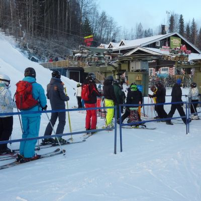 Laskettelijat jonottavat hiihtohissiin Tahkolla.
