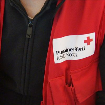 SPR:n punaiseen liiviin pukeutunut anonyymi henkilö.