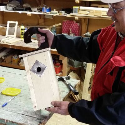 Kuvassa Johan Wargh ja suunnittelemansa kahvallinen linnunpönttö
